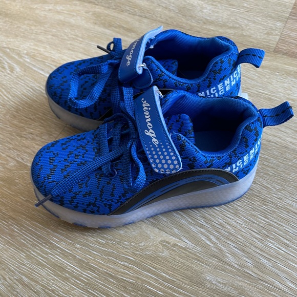 Light up sneakers with wheels - Picture 8 of 8